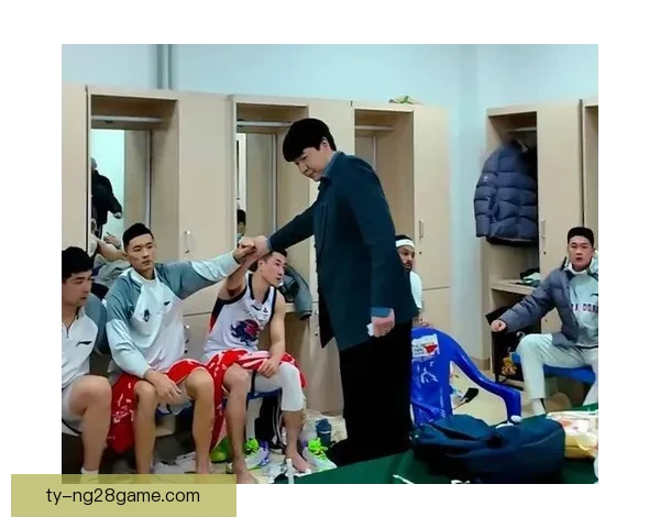 邱彪与全队击掌庆祝氛围热烈