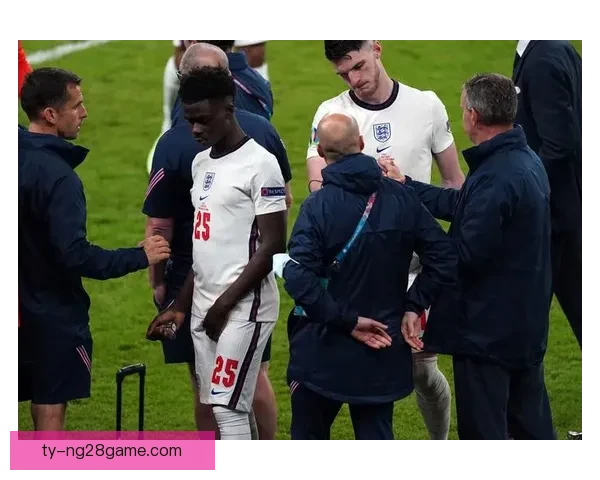 以德化敌 萨卡友善回球迷挑衅 以德化敌 萨卡友善回球迷挑衅